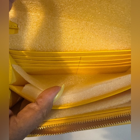 Tory Burch Robinson Yellow Crossbody Bag - Picture 5 of 7